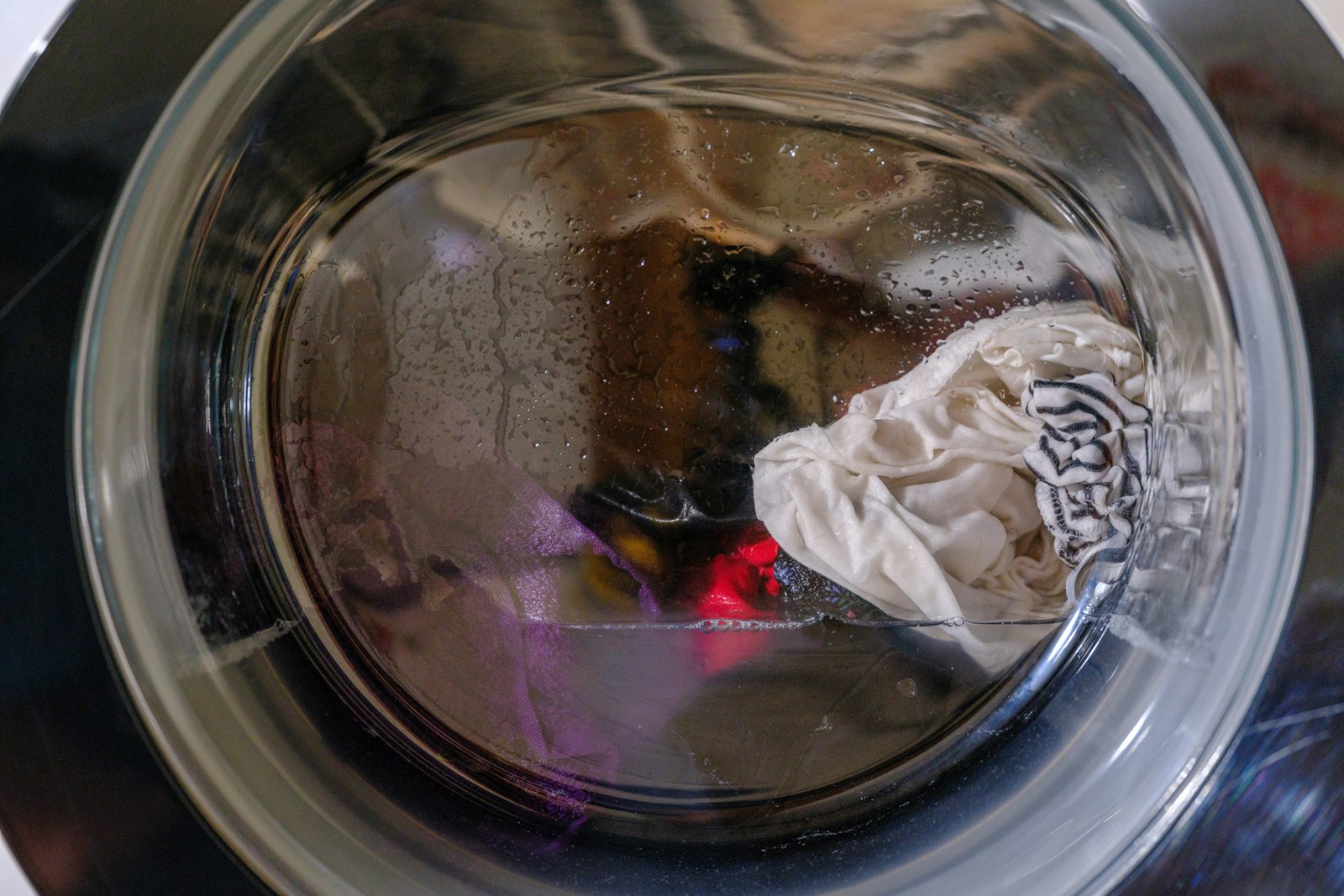 Wäsche liegt in der Waschmaschine