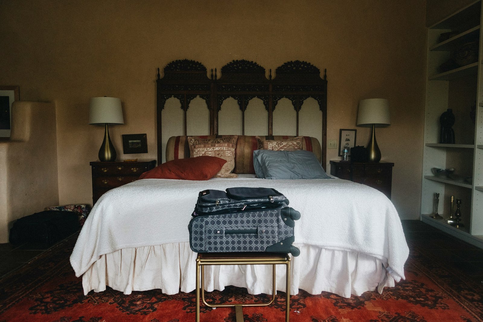 Bettwäsche auf einem Bett im Schlafzimmer