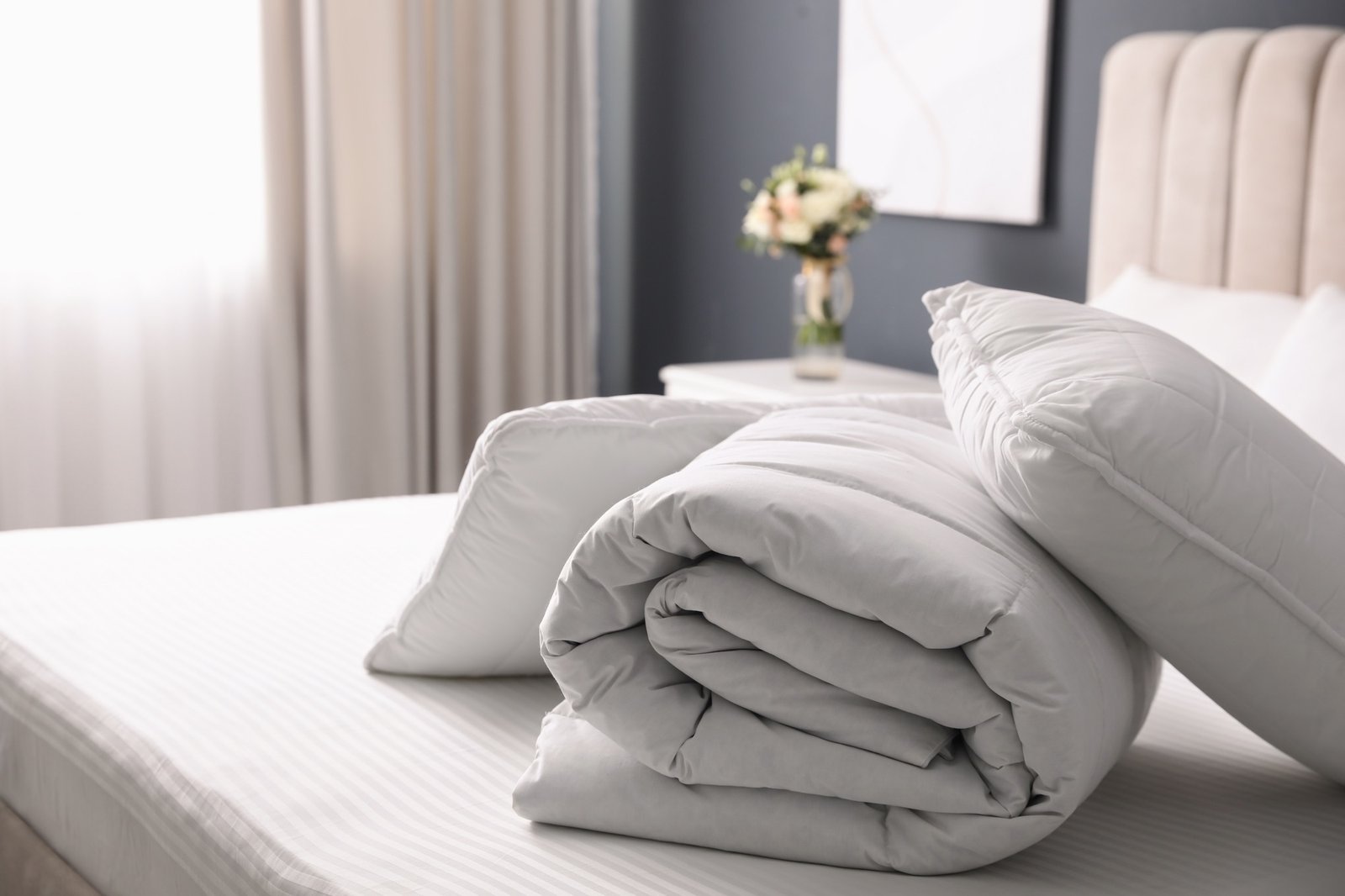 Bettdecke auf einem Bett mit muffigem Geruch