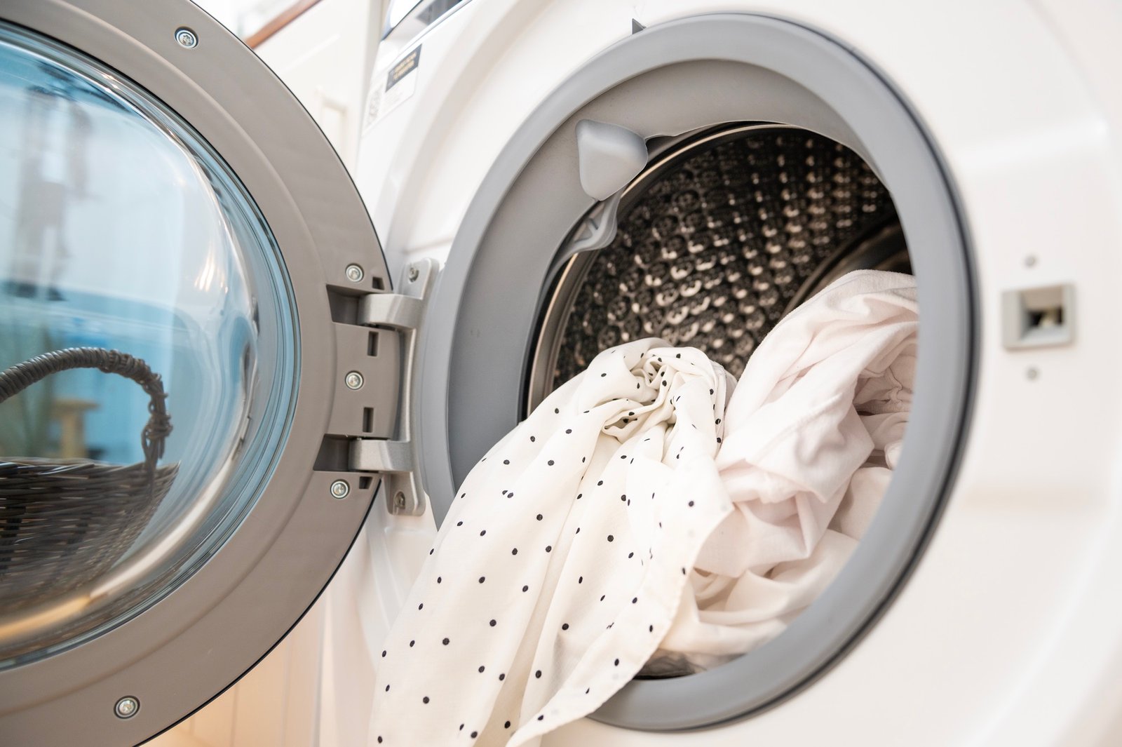 Bettwäsche in der Waschmaschine mit säuerlichem Geruch