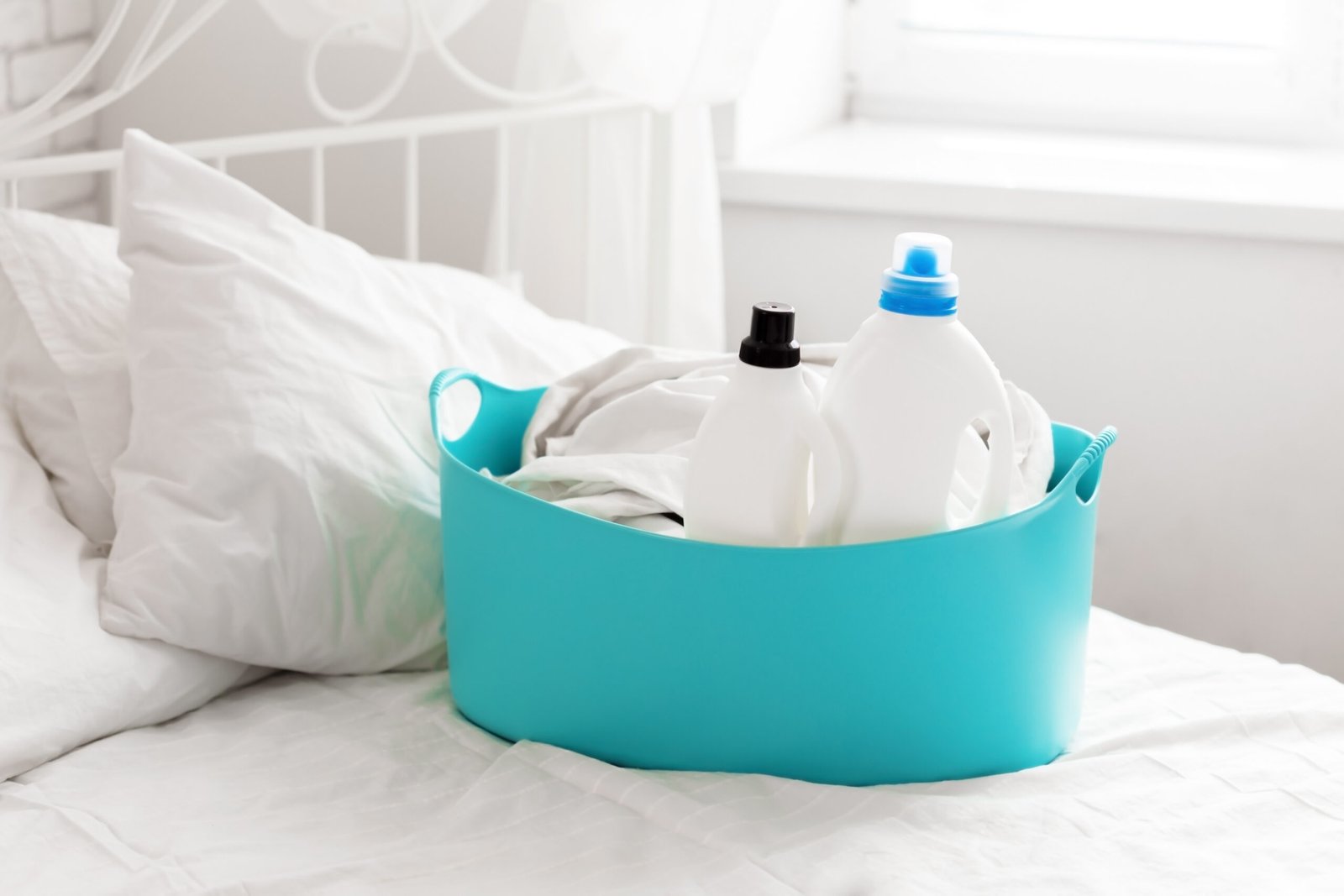 Frisch gewaschene Bettwäsche wird auf einem Bett im Schlafzimmer aufgezogen