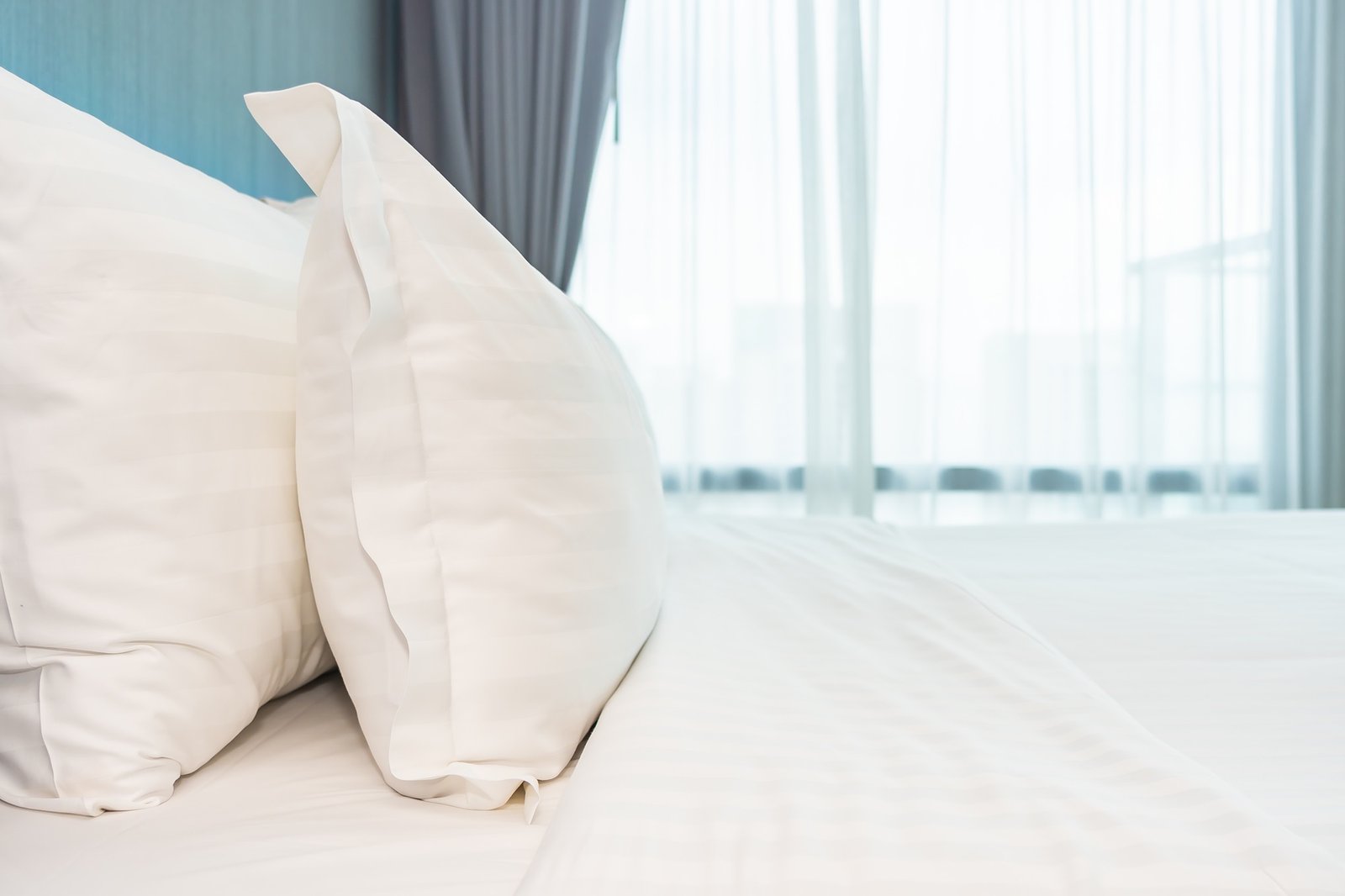 Kopfkissen auf einem Bett mit muffigem Geruch