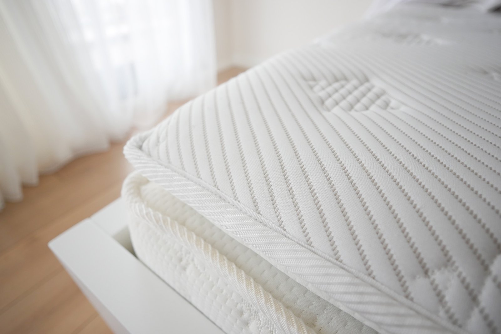 Matratze im Schlafzimmer mit Geruchsproblem