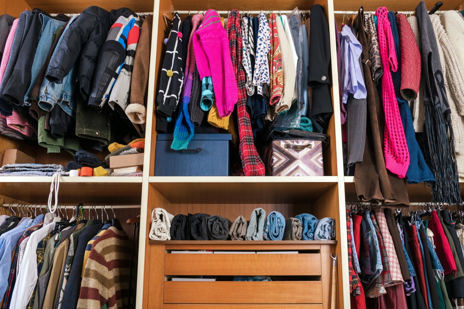 Offener Kleiderschrank mit gelagerter Wäsche