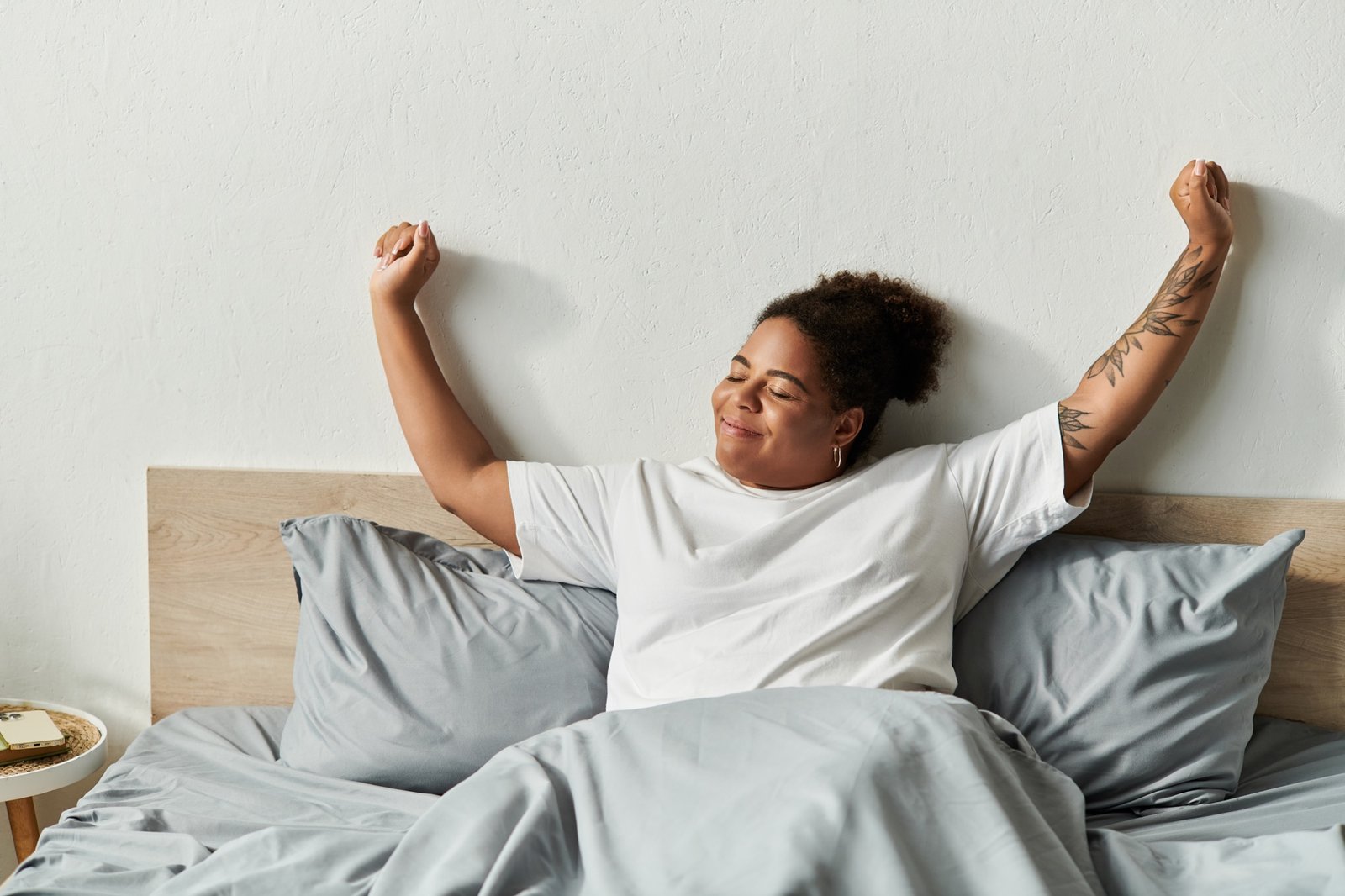Person wacht morgens im Bett auf